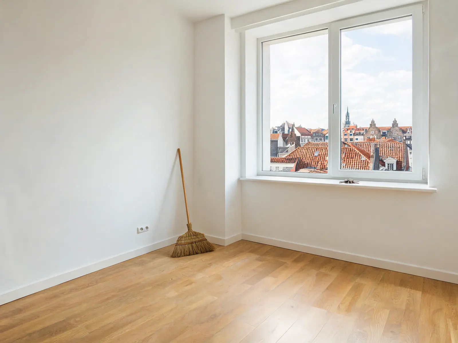 Leeg, bezemschoon appartement met sleutels op de vensterbank