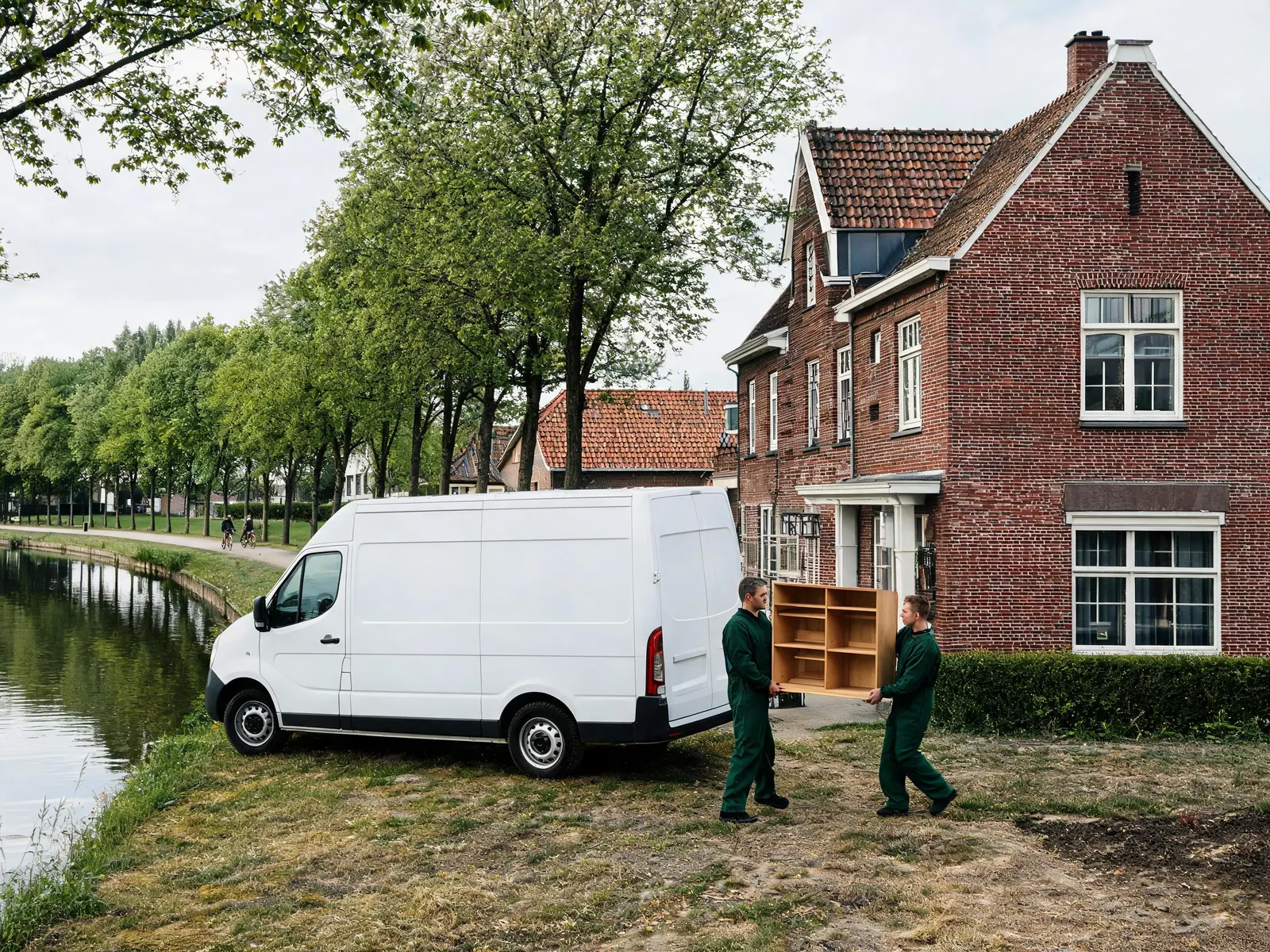 Woning langs het kanaal in Schoten