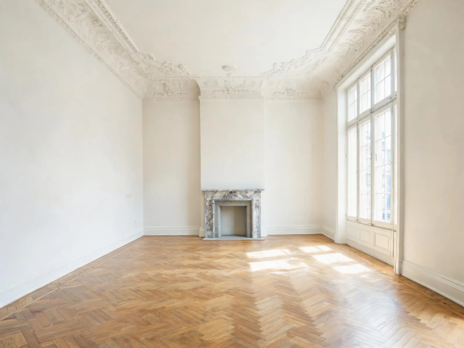 Lege, lichte woonkamer van een rijwoning klaar voor de verkoop