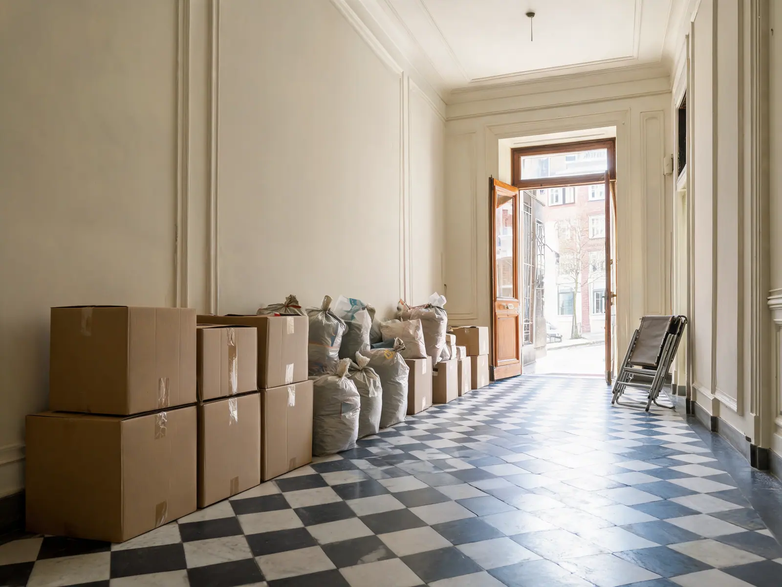Gesorteerde dozen en zakken in de gang, klaar voor afvoer