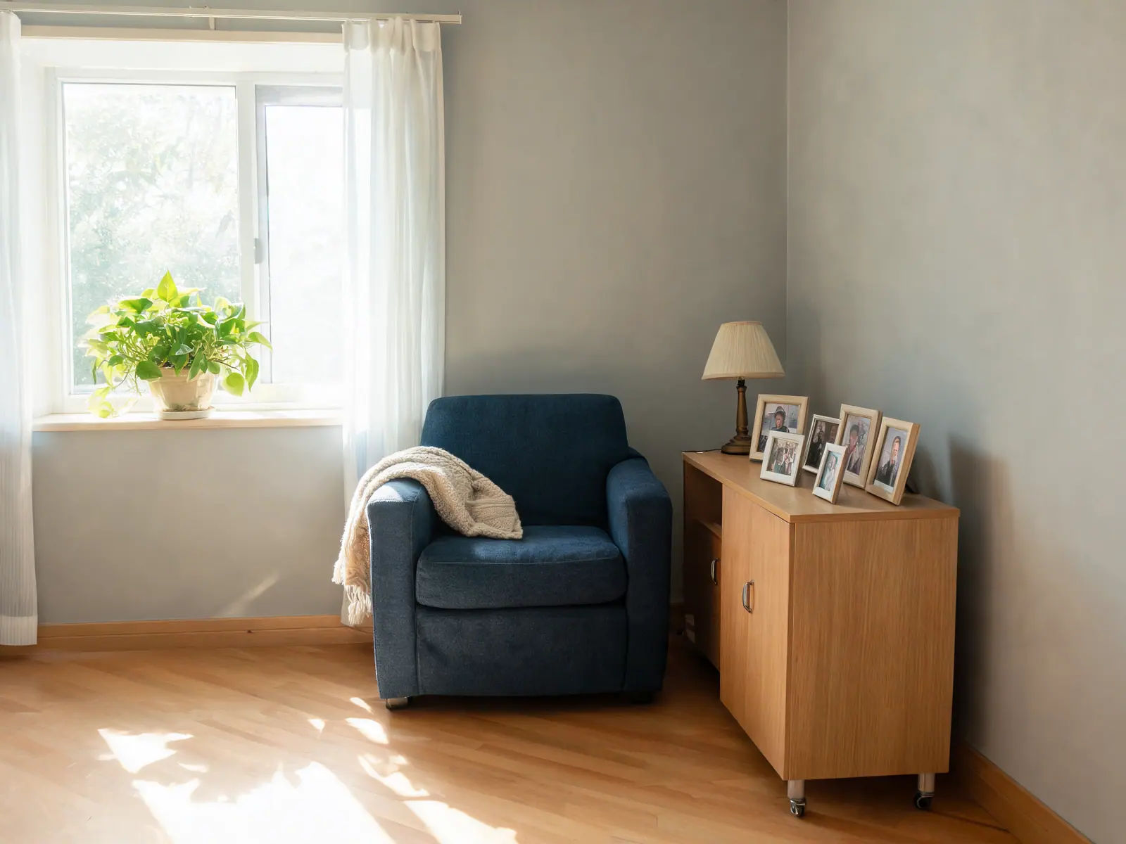 Een kleine kamer in een woonzorgcentrum met enkele vertrouwde meubels